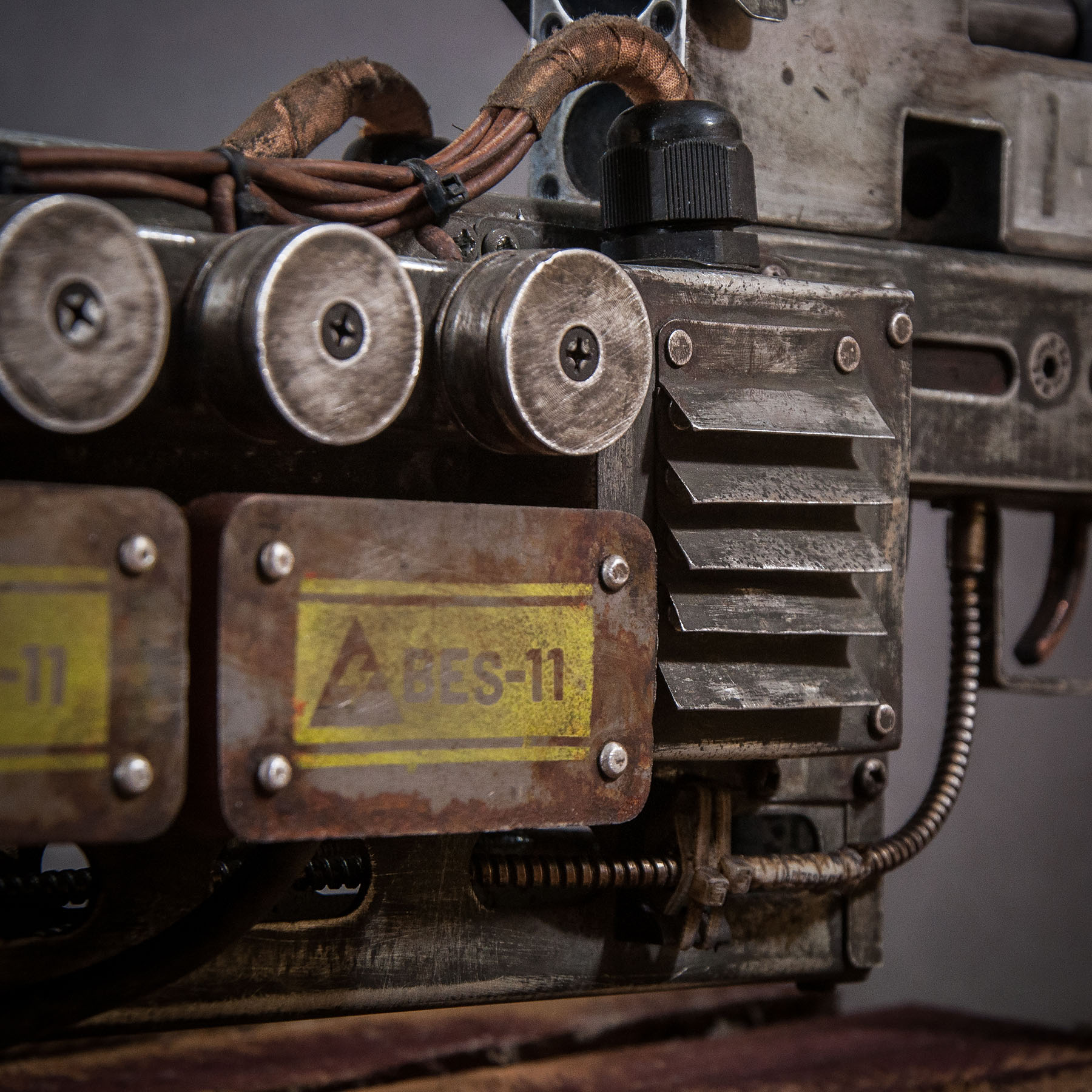 gauss-rifle-electromagnetic-futiristic-gun-fallout-prop-detail