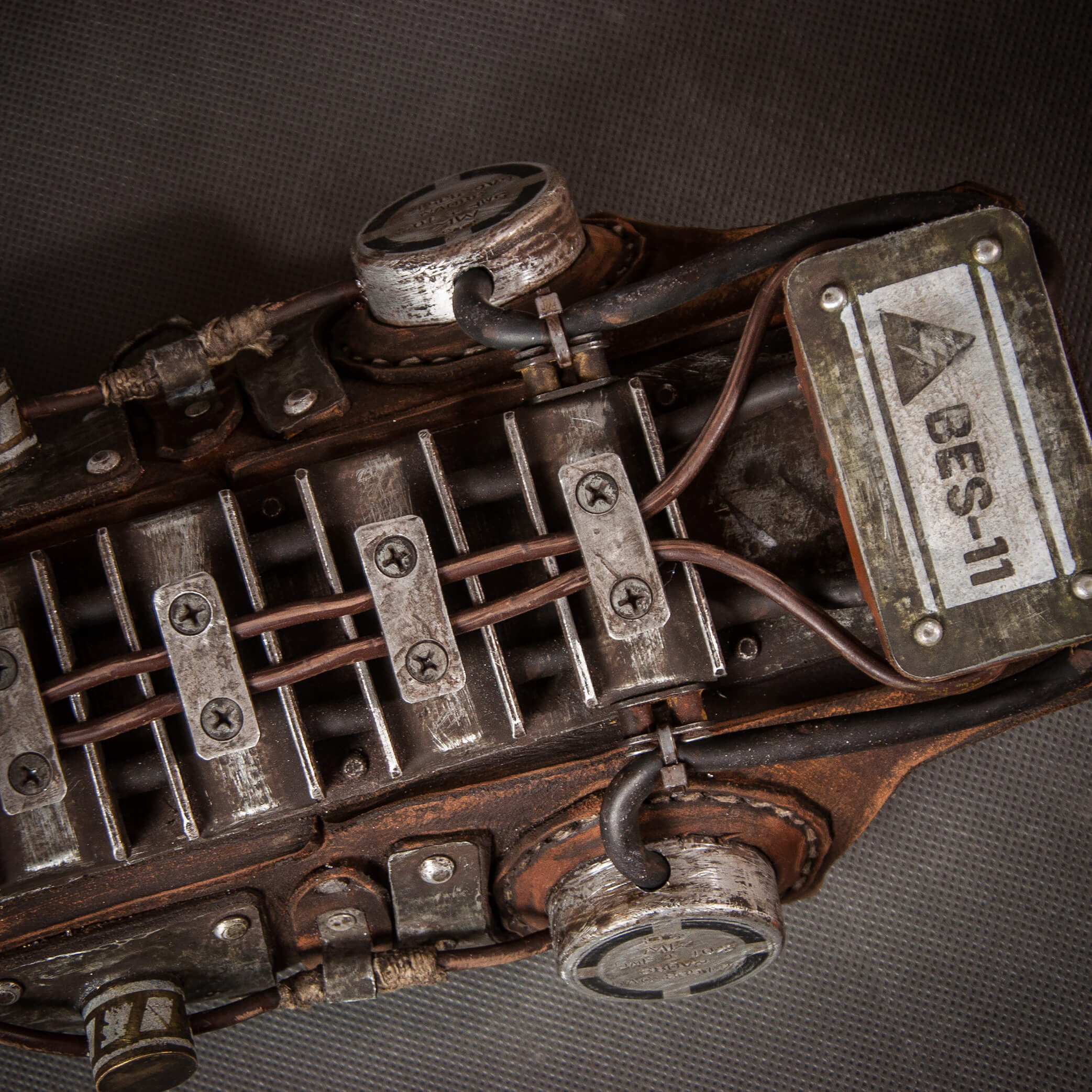 powerfist-mechanicarm-electronic-bracer-detail