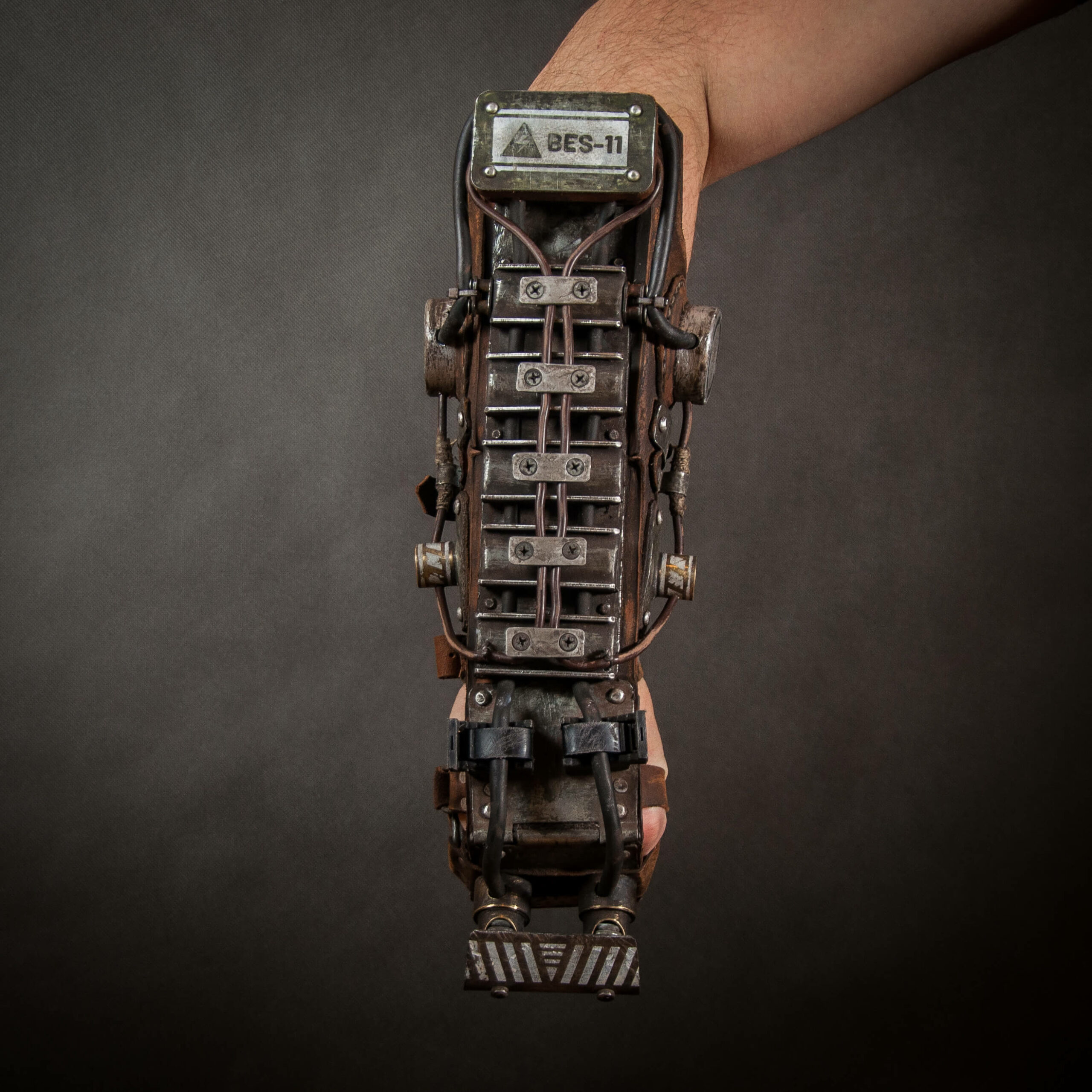 powerfist-mechanicarm-electronic-bracer-front